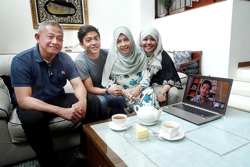 BERI SOKONGAN PENUH: Encik Mohd Aliffi Ismail dan isterinya, Cik Faezah Mohd Jaafar, memberi sokongan penuh kepada bidang yang diceburi anak. Mereka - bersama anak kedua, Encik Muhd Danial, dan anak bongsu, Cik Nur Qistina - 'skype' dengan anak sulung, Encik Muhd Nabil (di komputer). - Foto NAZRY MOKHTAR