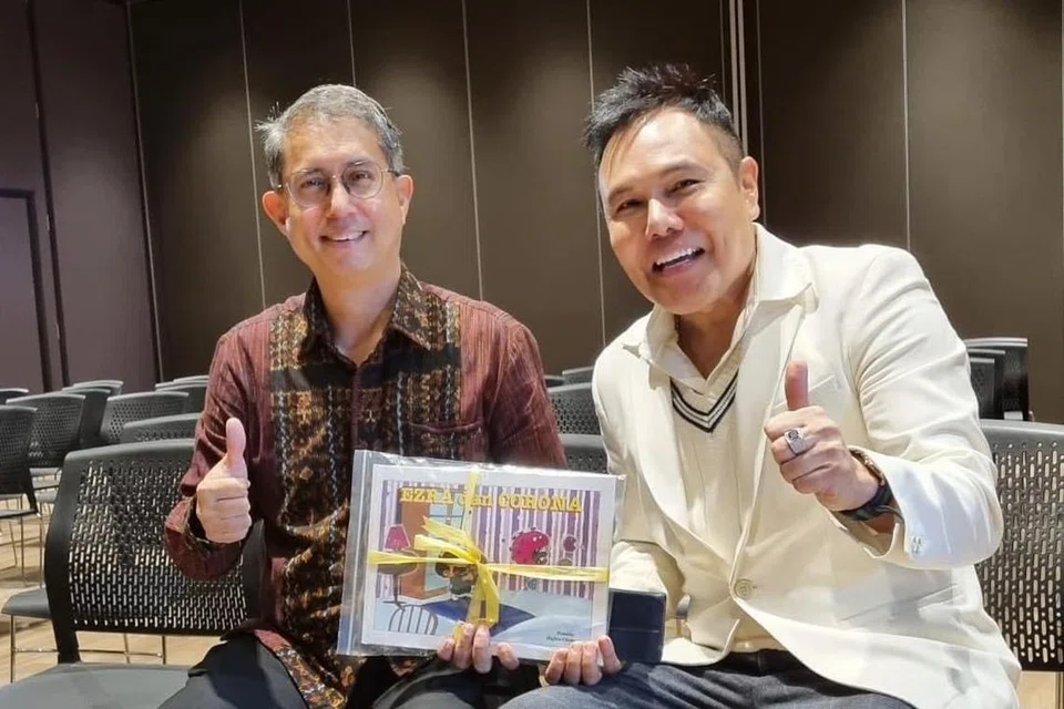 LANCAR BUKU KANAK-KANAK: Hafeez Glamour (kanan) di majlis pelancaran buku ‘Ezra dan Corona’ yang dihadiri  Menteri Negara (Ehwal Dalam Negeri merangkap Pembangunan Negara), Profesor Madya Dr Muhammad Faishal Ibrahim.