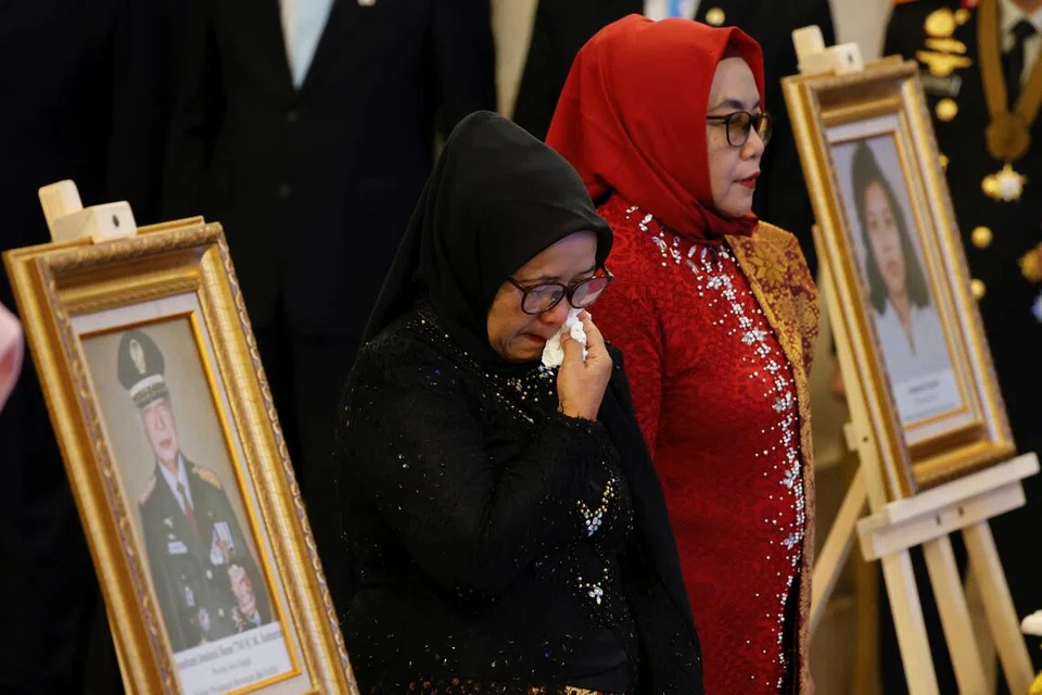 Cik Wijiati dan Cik Marsini, adik-beradik kepada aktivis pekerja, Cik Marsinah, menghadiri majlis penganugerahan Pahlawan Nasional sempena Hari Pahlawan di Istana Merdeka, Jakarta, Indonesia, pada 10 November.