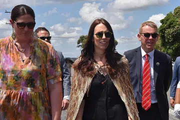 PENAMPILAN TERAKHIR: Cik Jacinda Ardern (tengah) menghadiri acara terakhir beliau sebagai perdana menteri bersama penggantinya Encik Chris Hipkins (kanan), di Ratana Pa, New Zealand, pada 24 Januari 2023. - Foto EPA-EFE