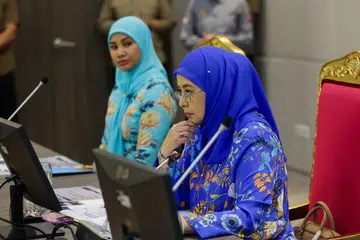 Raja Permaisuri Agong, Raja Zarith Sofiah (kanan), bersama Che’ Puan Mahkota Khaleeda Johor (kiri), ketika Sesi Mengadap Takzim Kerajaan Negeri Johor, Ibu Bapa serta Warga Pendidik Berhubung Isu Jerebu dan Persekolahan di Menara Majlis Bandaraya Johor Bahru.