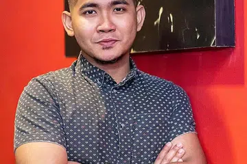 FASA BARU KERJAYA SENI: Reyza Hamizan mengalihkan kerja seninya ke format digital dan mendendangkan semula lagu yang diciptanya buat artis lain, selepas meraih inspirasi daripada idolanya, Datuk M. Nasir, yang melakukan demikian. - Foto BH oleh NUR DIYANA TAHA