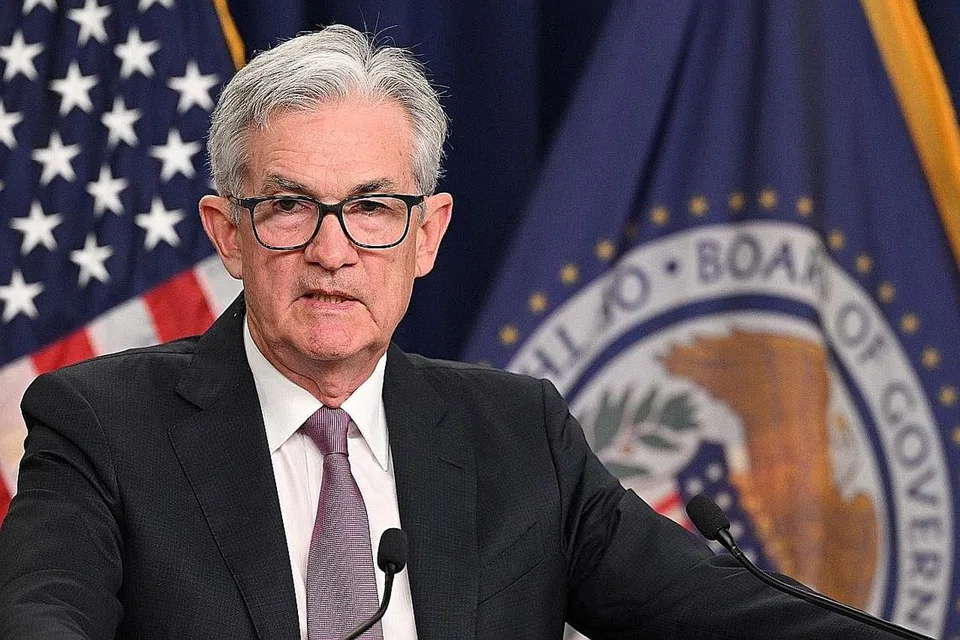 SAHAM MEROSOT: Saham di Amerika, dan negara Eropah merosot selepas Encik Jerome Powell (gambar atas), berjanji bertindak "secara tegas" terhadap inflasi yang melambung tinggi dalam tindakan yang boleh 'menyakiti' keluarga dan perniagaan di Amerika Syarikat. - Foto AFP