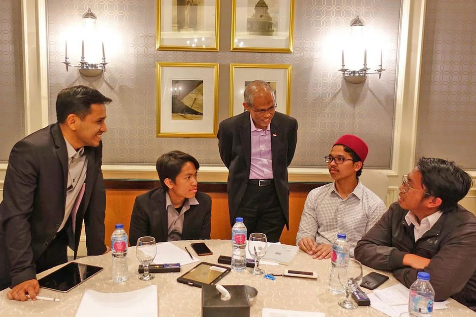 PERBINCANGAN MENDALAM: Encik Masagos mengadakan perbincangan dengan pelajar Singapura di Kahirah. Antara lain mereka membincangkan isu memiliki kemahiran dan kecekapan yang relevan demi membimbing masyarakat dalam dunia kontemporari. - Foto FACEBOOK MASAGOS ZULKIFLI 