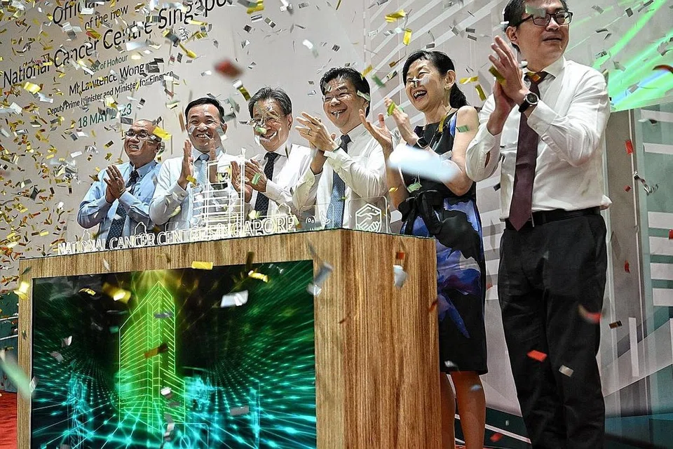 PELANCARAN BANGUNAN BARU: (Dari kanan) Timbalan Ketua Pegawai Eksekutif (CEO) (Klinikal), Profesor Lim Soon Thye; CEO Kumpulan, SingHealth, Profesor Ivy Ng; Timbalan Perdana Menteri, Encik Lawrence Wong; Pengerusi, SingHealth, Encik Cheng Wai Keung; CEO NCCS, Profesor William Hwang; dan Timbalan CEO (Penyelidikan) NCCS, Profesor Teh Bin Tean, merasmikan pelancaran bangunan baru NCCS pada 18 Mei 2023. - Foto-Foto ST
