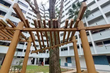 BOLEH TUMBANG BILA-BILA SAJA: Junjung pada bumbung di tempat permainan kanak-kanak berdekatan Blok 711, Woodlands Drive 70, kelihatan terjuntai setelah sambungannya patah daripada tiang utama, dipercayai angkara dahan pokok yang tumbang semasa kerja-kerja pemangkasan pokok.