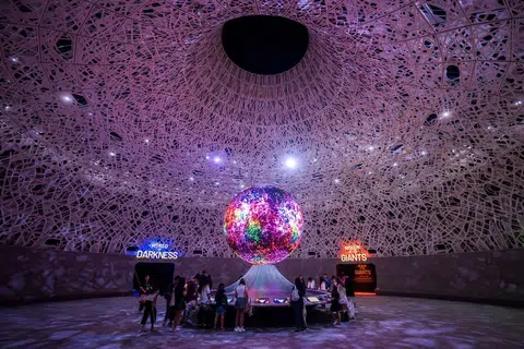 Pertunjukan ‘The Planet Awakens’ menyalakan ‘Our Interconnected World’.