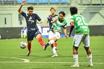 Penyerang Geylang International, Tomoyuki Doi (dua dari kanan), menjaringkan gol yang ke-39, memecahkan rekod gol terbanyak dalam satu musim Liga Perdana Singapura.