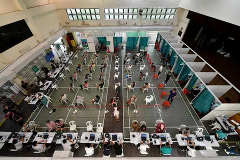 PROSES VAKSIN DI SINGAPURA: Lebih 900,000 orang di Singapura telah menerima sekurang-kurangnya satu dos vaksin Covid-19, kata Timbalan Perdana Menteri Heng Swee Keat pada Jumaat (2 April).