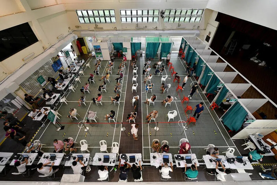 PROSES VAKSIN DI SINGAPURA: Lebih 900,000 orang di Singapura telah menerima sekurang-kurangnya satu dos vaksin Covid-19, kata Timbalan Perdana Menteri Heng Swee Keat pada Jumaat (2 April).