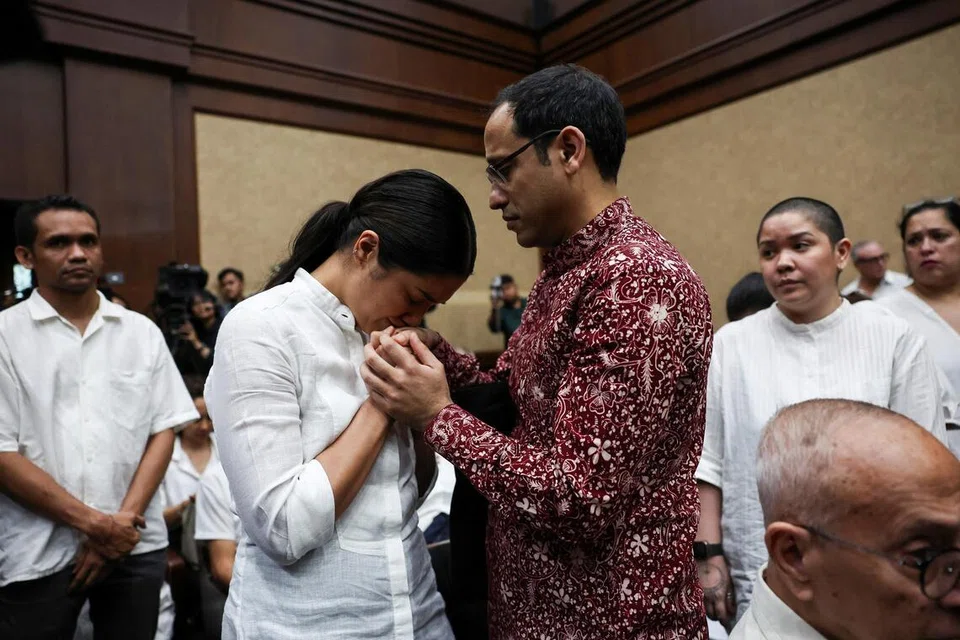 Franka Franklin Makarim mencium tangan suaminya, Nadiem Makarim, sebelum prosiding perbicaraan berhubung dakwaan rasuah melibatkan perolehan komputer riba Google Chromebook di Mahkamah Jakarta Pusat, Jakarta, Indonesia, pada 13 Mei 2026.