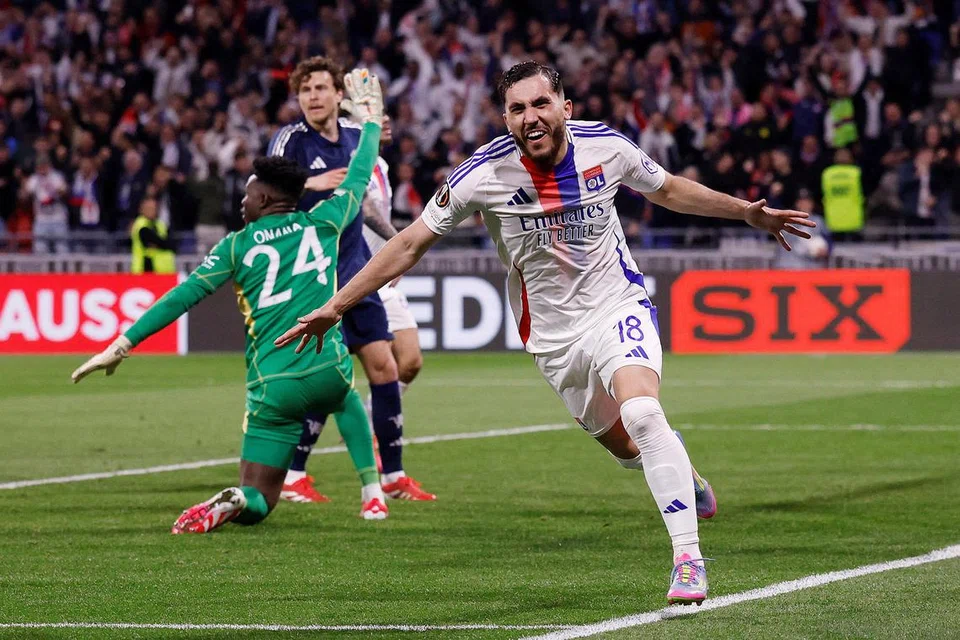 Penyerang Olympique Lyonnais, Rayan Cherki (kanan),  meraikan gol penyamaan Lyon ke atas United pada detik-detik akhir perlawanan pertama peringkat suku akhir Liga Europa di Stadium Groupama pada 11 April. Perlawanan tersebut berakhir seri 2-2. 