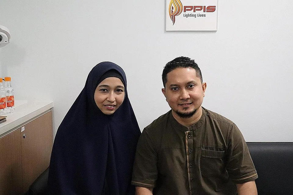INGIN KONGSI KASIH SAYANG: Pasangan Cik Siti Jamilah Hamzah dan Encik Ilyas Hussin (gambar atas) mengongsi pengalaman mereka menjaga anak titipan sejak 2017 bersama hadirin dalam acara 'Islam dan Titipan: Webinar 2020' anjuran Persatuan Pemudi Islam Singapura (PPIS) Oasis - Centre for Fostering, dengan kerjasama Persatuan Ulama dan Guru-Guru Agama Islam Singapura (Pergas), yang diadakan melalui aplikasi Zoom semalam. - Foto PPIS