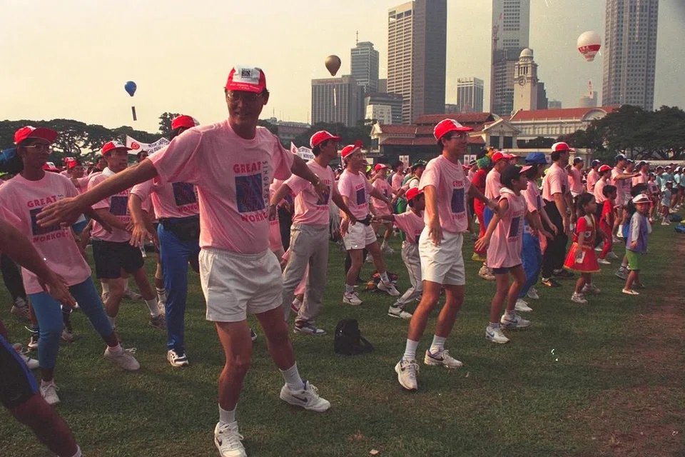 Rakyat Singapura menyertai Great Singapore Workout di Padang bersama Perdana Menteri pada masa itu, Encik Goh Chok Tong (kiri), 3 Oktober 1993.