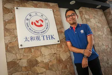 CUBA BIDANG BARU: Walaupun minat asalnya ialah dalam bidang perakaunan, Program Pelatih SGUnited telah memberi peluang kepada Encik Muhammad Zulkhairi Zailani meneroka sektor penjagaan warga emas dan beliau kini bekerja sepenuh masa di pusat kegiatan warga emas badan amal Thye Hua Kwan Moral Charities. - Foto BH oleh SYAMIL SAPARI