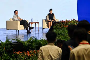 Perdana Menteri merangkap Menteri Kewangan, Encik Lawrence Wong, menjawab pelbagai soalan yang diajukan mahasiswa semasa dialog ‘The Singapore Dream and You’, yang dianjurkan di Universiti Nasional Singapura (NUS) pada 21 Januari. Profesor Madya Leong Ching, Naib Provos (Kehidupan Pelajar), merupakan moderator sesi dialog tersebut.