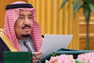 UMUM DEFISIT: Raja Salman bin Abdul Aziz dari Arab Saudi mengumumkan negara itu mengalami defisit AS$98 bilion ($138 bilion) berikutan penurunan mendadak harga minyak. - Foto AFP 