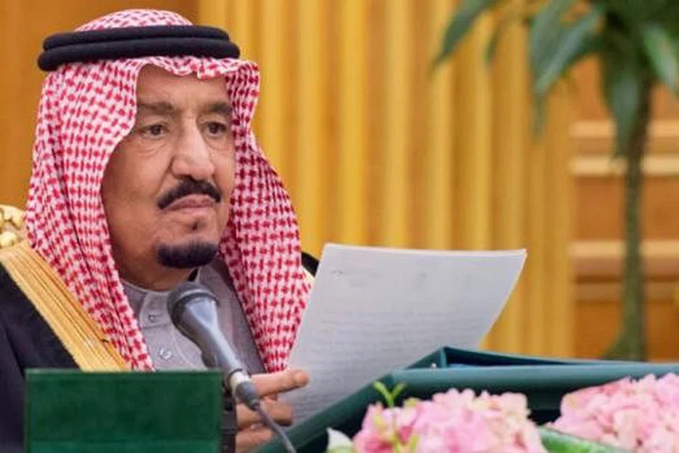 UMUM DEFISIT: Raja Salman bin Abdul Aziz dari Arab Saudi mengumumkan negara itu mengalami defisit AS$98 bilion ($138 bilion) berikutan penurunan mendadak harga minyak. - Foto AFP 