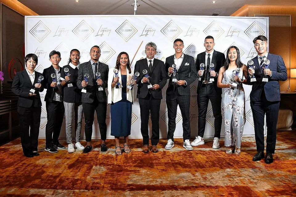 TERBAIK DIIKTIRAF: (Dari kiri) Fukuzawa, Yeong, Haziqah, Penjaga Gol Terbaik Zaiful Nizam, Izzati, Yoshinaga, Ilhan, Penjaring Gol Terbanyak Boris Kopitovic, Penjaga Gol Terbaik Wanita Beatrice Tan dan Tanaka ialah antara pemenang dalam Malam Anugerah Persatuan Bola Sepak Singapura (FAS) kelmarin. - Foto FAS