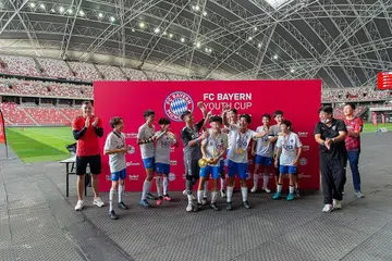 CUNGKIL BAKAT: Pemain pasukan Lion City Sailors 2 meraikan kejuaraan Piala Belia Bayern FC Singapura di Stadium Negara, kelmarin. - Foto SPORTSG