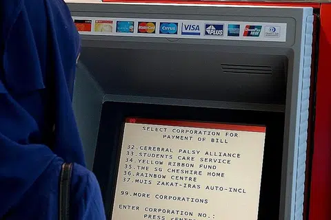 GUNA ATM: Antara kaedah membayar zakat ialah melalui ATM bank DBS dan POSB. - Foto fail