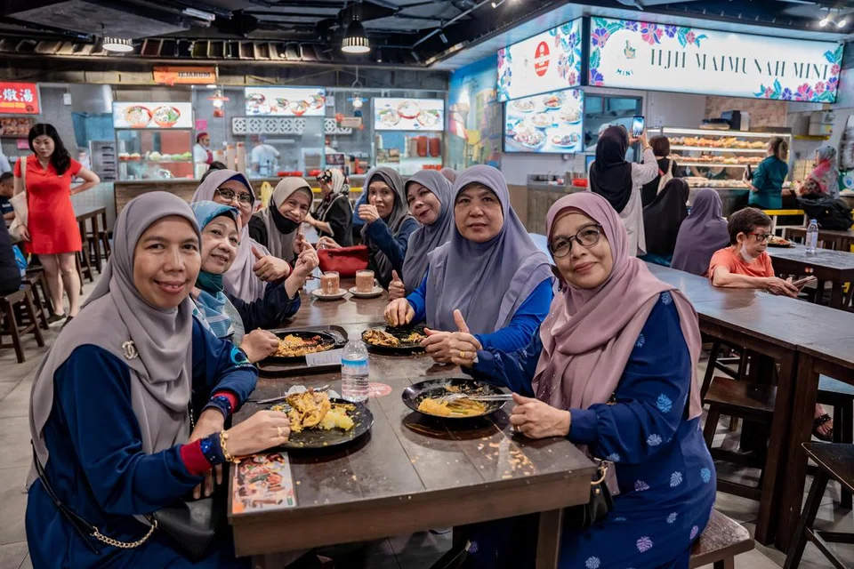 SAMBUTAN RAMAI: Cawangan ‘mini’ Restoran Hajah Maimunah mendapat sambutan ramai pelanggan, yang berpuas hati dengan hidangan tradisional Melayu di kawasan Barat.