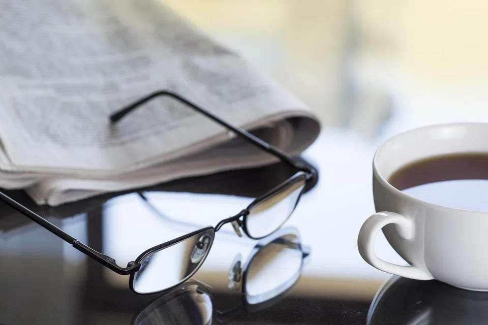 Akhbar dan kaca mata di atas menanti untuk ditatap.