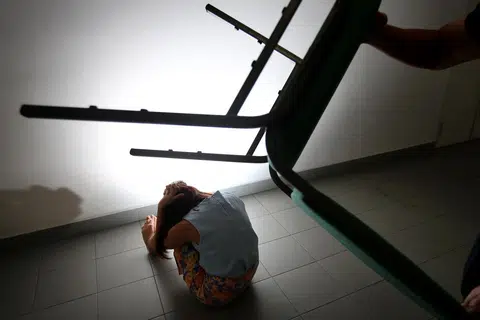 Terdapat beberapa kes penderaan kewangan melibatkan penggunaan keganasan, yang menyebabkan kecederaan fizikal atau kesusahan kepada mangsa yang terselamat.