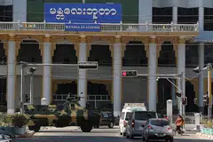 JUNTA TENTERA: Kereta perisai tentera dilihat melalui jalan-jalan utama di Mandalay, Myanmar, sehari selepas perintah darurat selama setahun diumumkan. - Foto REUTERS