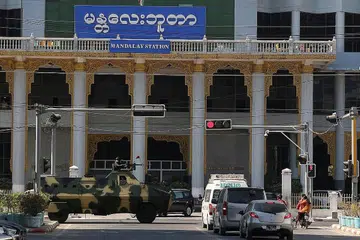 JUNTA TENTERA: Kereta perisai tentera dilihat melalui jalan-jalan utama di Mandalay, Myanmar, sehari selepas perintah darurat selama setahun diumumkan. - Foto REUTERS