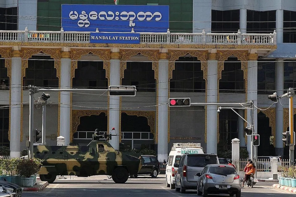JUNTA TENTERA: Kereta perisai tentera dilihat melalui jalan-jalan utama di Mandalay, Myanmar, sehari selepas perintah darurat selama setahun diumumkan. - Foto REUTERS