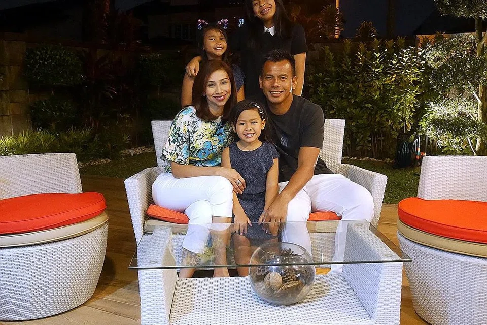 BERSAMA KELUARGA: Banker OCBC Rashida Ismail bersama suami Ahmad Yunus dan tiga puteri mereka - Alysha Erika (berdiri, kanan), Misha Erina (berdiri kiri) dan Nadra Eyra. - Foto ihsan RASHIDA ISMAIL