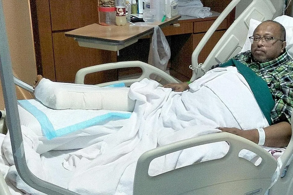 DALAM PROSES PEMULIHAN: Zamberi Abdul Patah berada di hospital sepanjang Ramadan termasuk Hari Raya bagi mendapatkan rawatan pada kakinya akibat penyakit untut atau elefantiasis yang mengakibatkan kakinya membengkak tiga kali ganda daripada saiz asal, kulitnya menghitam dan mengeras. - Foto ihsan ZAMBERI ABDUL PATAH