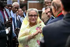 Perdana Menteri Bangladesh Sheikh Hasina bersama dengan pihak media dan pemerhati pilihan raya dalam sidang akhbar, sehari selepas beliau memenangi pilihan raya Parlimen ke-12, di Dhaka pada 8 Januari 2024. Bantahan yang bermula dengan demonstrasi pimpinan pelajar terhadap peraturan pengambilan pekerjaan di sektor pemerintah memuncak pada 5 Ogos, dengan Cik Hasina melarikan diri dan tentera mengumumkan membentuk pemerintahan sementara.