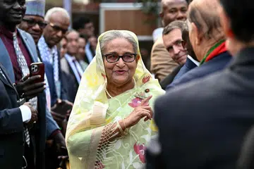 Perdana Menteri Bangladesh Sheikh Hasina bersama dengan pihak media dan pemerhati pilihan raya dalam sidang akhbar, sehari selepas beliau memenangi pilihan raya Parlimen ke-12, di Dhaka pada 8 Januari 2024. Bantahan yang bermula dengan demonstrasi pimpinan pelajar terhadap peraturan pengambilan pekerjaan di sektor pemerintah memuncak pada 5 Ogos, dengan Cik Hasina melarikan diri dan tentera mengumumkan membentuk pemerintahan sementara.