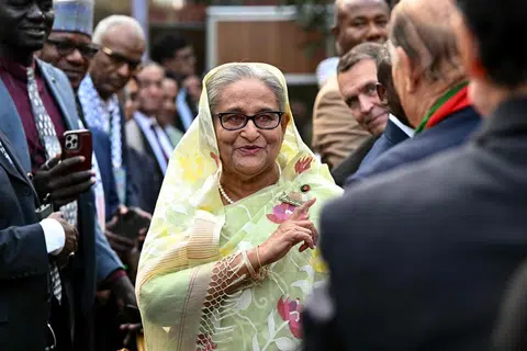 Perdana Menteri Bangladesh Sheikh Hasina bersama dengan pihak media dan pemerhati pilihan raya dalam sidang akhbar, sehari selepas beliau memenangi pilihan raya Parlimen ke-12, di Dhaka pada 8 Januari 2024. Bantahan yang bermula dengan demonstrasi pimpinan pelajar terhadap peraturan pengambilan pekerjaan di sektor pemerintah memuncak pada 5 Ogos, dengan Cik Hasina melarikan diri dan tentera mengumumkan membentuk pemerintahan sementara.