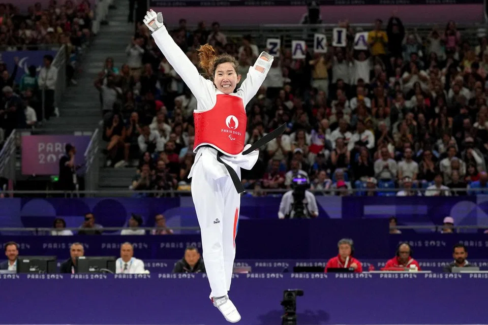 Atlet taekwondo Afghanistan, Zakia Khudadadi, meraikan pingat gangsa yang dimenanginya dalam acara taekwondo pada Paris 2024 pada 29 Ogos.  