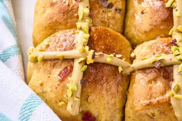 ‘Pistachio Cranberry Hot Cross Buns’ dipenuhi pes pistasio Italy dan dihiasi kranberi.