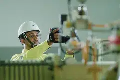 UMPAMA SEORANG JURURAWAT: Pegawai Teknikal pasukan Rangkaian Transmisi SP PowerGrid dilihat sedang melaksanakan "pemeriksaan kesihatan" terhadap salah satu peralatan kuasa elektrik SP. - FOTO SP