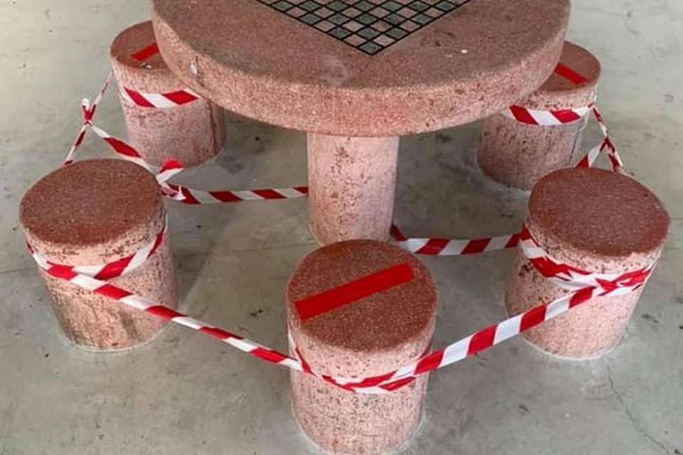 KAWASAN LARANGAN: Seorang pembaca Berita Harian, Encik Muhd Fuadi Rahmat, mengongsi beberapa gambar yang dipetiknya menunjukkan keadaan tempat duduk di kolong blok serta taman permainan di estet-estet perumahan dan kedai kopi dalam lingkungannya di mana langkah 'Pemutus Litar' dilaksanakan. - Foto-foto