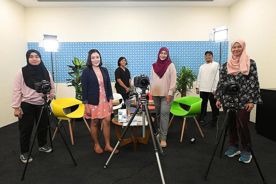 WARTAWAN BERBILANG MEDIA BH/BM: (dari kiri) Hazirah Nurfitrah Hanifar, Irma Kamarudin, Zulaiqah Abdul Rahim, Hanim Mohd Saleh, Fakhruradzi Ismail dan Nur Humaira Sajat. - Foto fail