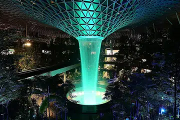 SOKONGAN KUKUH: Tarikan utama Jewel Lapangan Terbang Changi iaitu air terjun Rain Vortex setinggi 40 meter bermandi cahaya hijau dan putih sebagai sebahagian daripada Kempen Anti Penyalahgunaan Dadah (ADAC) dan diadakan sempena Hari Antarabangsa Menentang Penyalahgunaan Dadah dan Pengedaran Bahan Terlarang Sabtu lalu. - Foto CNB DRUG FREE SG