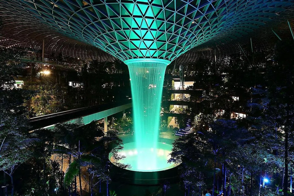 SOKONGAN KUKUH: Tarikan utama Jewel Lapangan Terbang Changi iaitu air terjun Rain Vortex setinggi 40 meter bermandi cahaya hijau dan putih sebagai sebahagian daripada Kempen Anti Penyalahgunaan Dadah (ADAC) dan diadakan sempena Hari Antarabangsa Menentang Penyalahgunaan Dadah dan Pengedaran Bahan Terlarang Sabtu lalu. - Foto CNB DRUG FREE SG