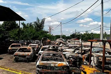 Sebahagian daripada 44 buah kereta yang musnah dalam kebakaran di sebuah bengkel dekat Kuala Sawah, Seremban, semalam. - Foto Utusan Online