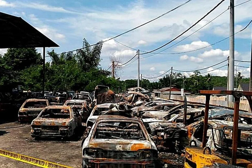 Sebahagian daripada 44 buah kereta yang musnah dalam kebakaran di sebuah bengkel dekat Kuala Sawah, Seremban, semalam. - Foto Utusan Online