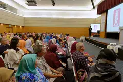 BERI PERHATIAN: Sekitar 300 peserta yang menghadiri Seminar Kesihatan Berita Harian - Hospital Raffles yang berlangsung Sabtu lalu di auditorium Singapore Press Holdings (SPH) memberi tumpuan kepada penyampaian salah seorang panelis. - Foto-foto TUKIMAN WARJI 