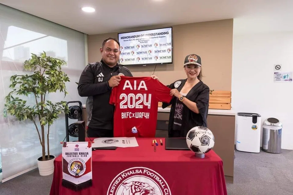 Naib Pengerusi, Kelab Bola Sepak Balestier Khalsa, Darwin Jalil (kiri); dan Presiden, Walking Football4Health Global (Waf4H), Dee Dee Ayra Salle, berharap kerjasama dua pihak itu akan meningkatkan kesedaran tentang manfaat bola sepak berjalan dan potensinya menyatukan masyarakat dan keluarga serta menyemarakkan lagi bola sepak Singapura.