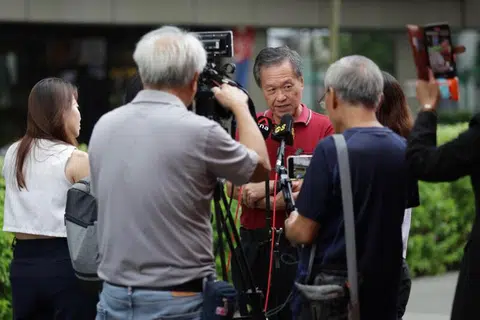 SEDIA UNDUR DIRI: Encik Tan Kin Lian, 75 tahun, berkata beliau akan undur diri jika usahawan Encik George Goh, 63 tahun, layak bertanding.