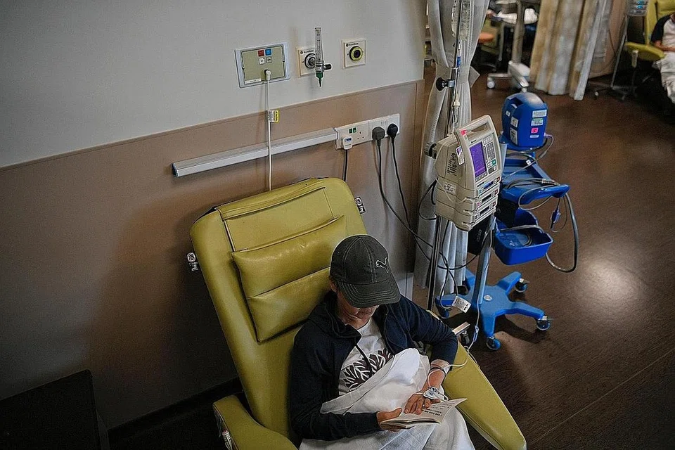 KOS TINGGI: Menjalani kimoterapi bagi pesakit barah memerlukan kos yang tinggi. Ini tidak termasuk ubat-ubat yang perlu diambil kadang-kala sehingga seumur hidup.- Foto-foto hiasan