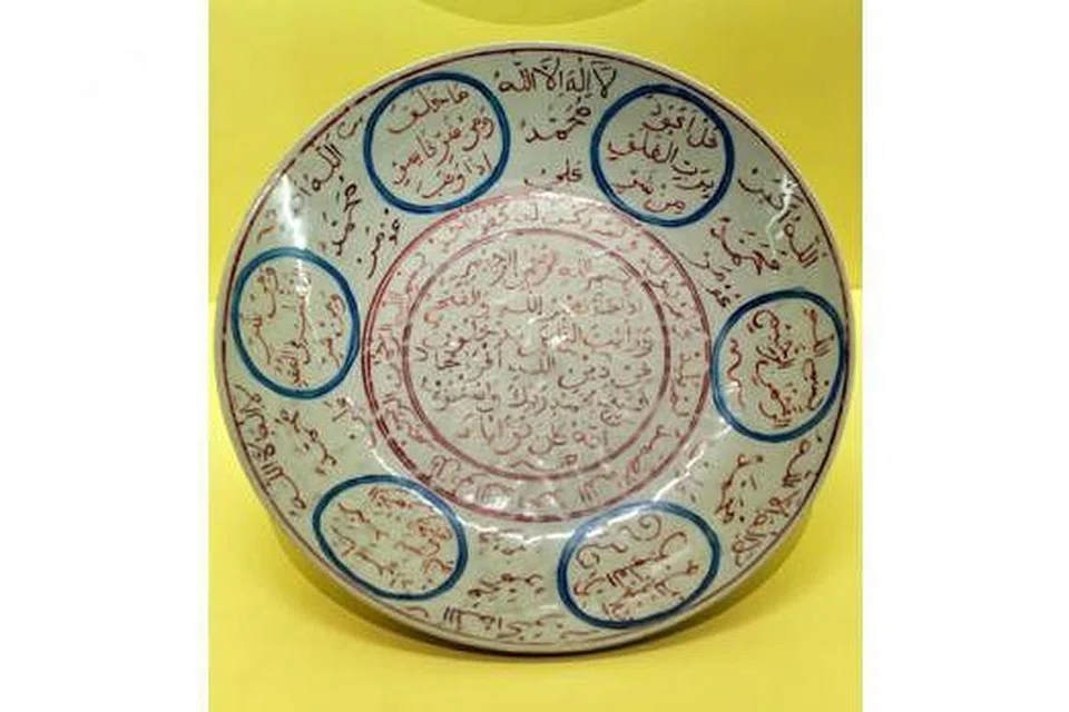  PIRING SERAMIK: Ia antara khazanah yang dihasilkan secara besar-besaran bagi pasaran Islam di Zhangzhou, China, pada kurun ke-16 dan ke-17. Walaupun kebanyakan barangan seramik Zhangzhou dihias dengan warna biru dan putih, ia juga terkenal dengan warna yang menyerlah dan corak yang menonjol. Piring besar ini dihasilkan bagi kegunaan penduduk Jawa dan Sumatera yang kerap mengadakan acara keramaian. - Foto-foto KHALID BABA 